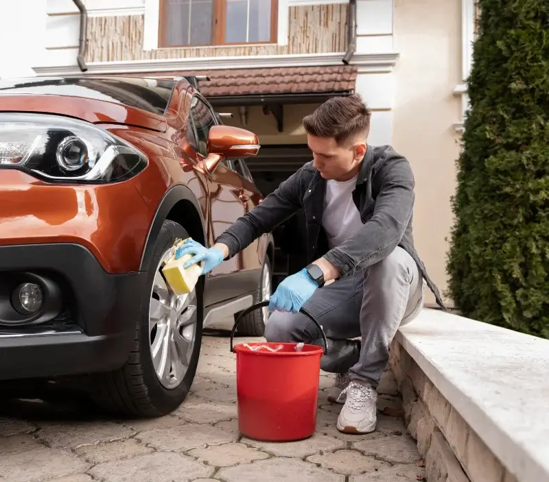 Lavage auto à domicile Périgné : professionnel intervenant sur un véhicule